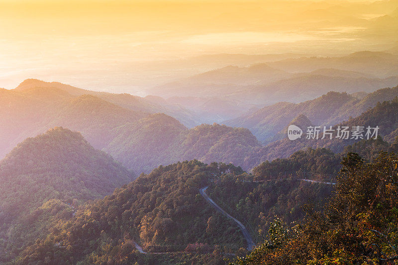 全景自然景观，风景优美的日出和薄雾在泰国北部的山景Doi Inthanon